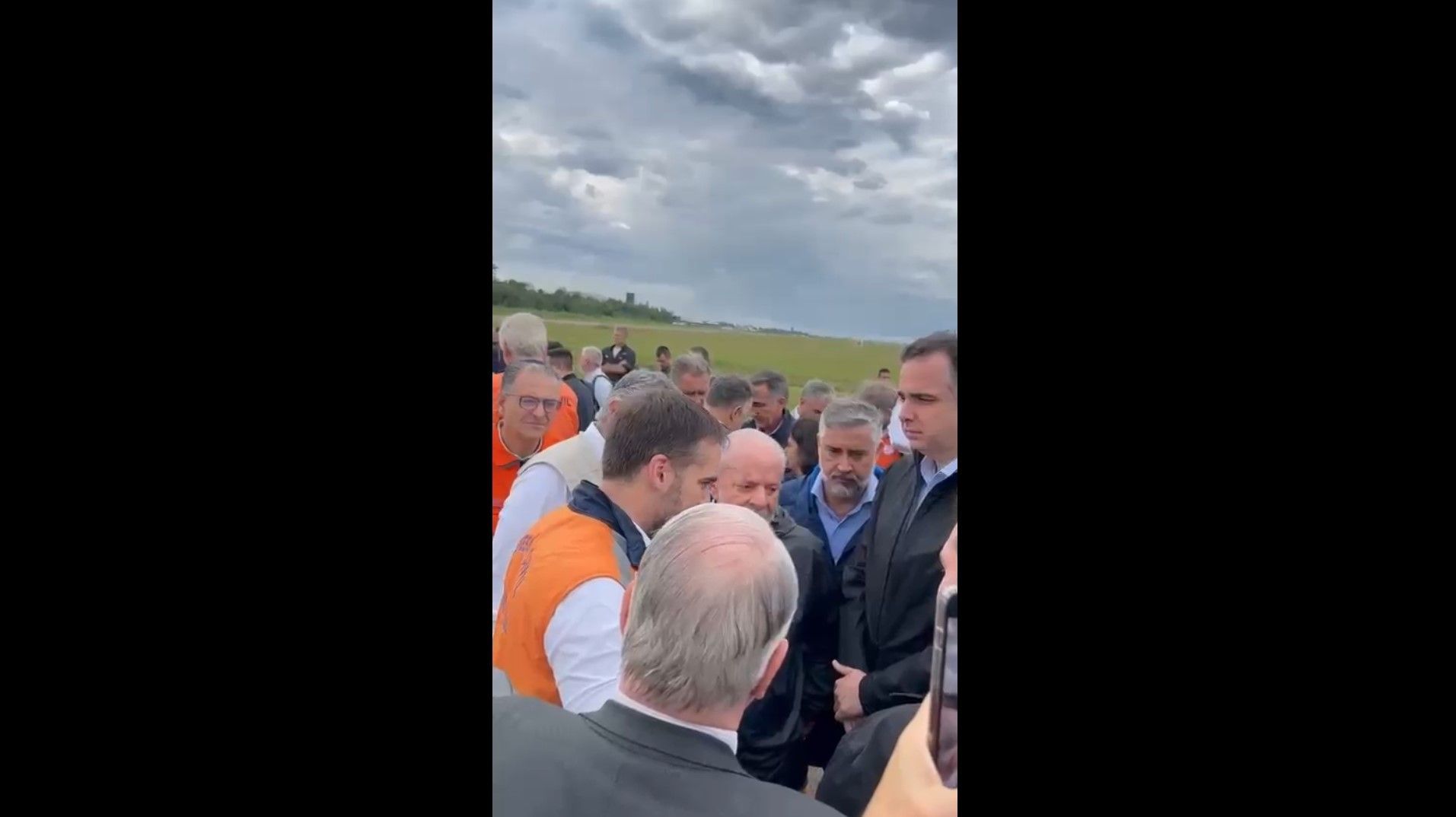 O presidente Luiz Inácio Lula da Silva (PT) e o governador do Rio Grande do Sul, Eduardo Leite (PSDB), ao lado de outras autoridades, durante visita ao Rio Grande do Sul