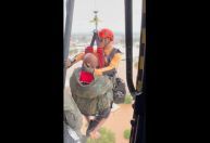 Vídeos: Bebê e mulher grávida são resgatados de helicóptero pela Marinha no RS