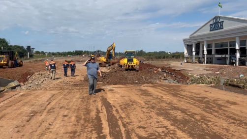 Equipes trabalham para recuperar o sistema viário em Lajeado (RS) após enchentes