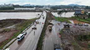 Ponte que liga os municípios de Lajeado e Estrela, no Rio Grande do Sul, foi danificada por causa das chuvas