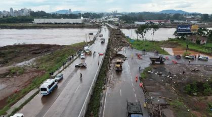 Ponte que liga os municípios de Lajeado e Estrela, no Rio Grande do Sul, foi danificada por causa das chuvas