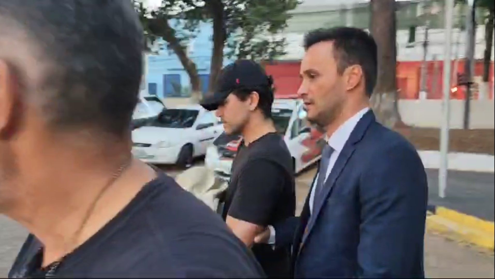 Momento em que o condutor do Porsche (de boné) se entre à polícia