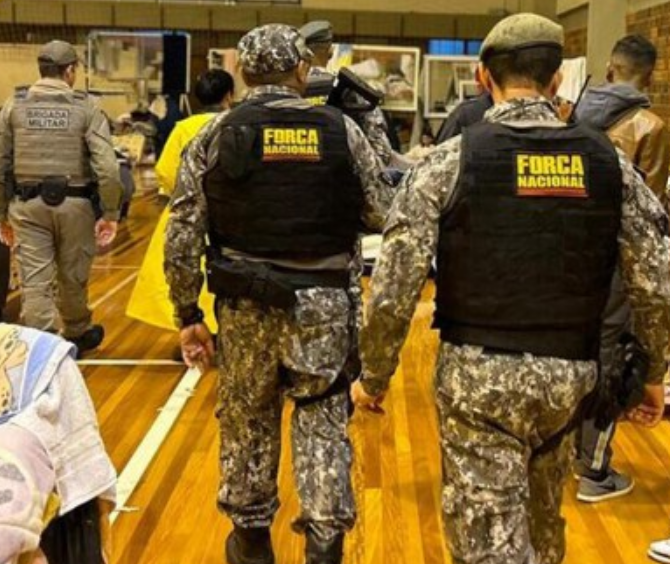 Agentes da Força Nacional em abrigo no RS
