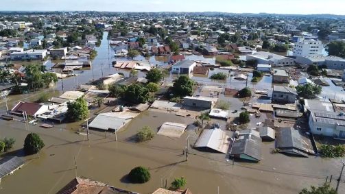 Casas ficaram cobertas pela água durante enchente na região metropolitana de Porto Alegre (RS)