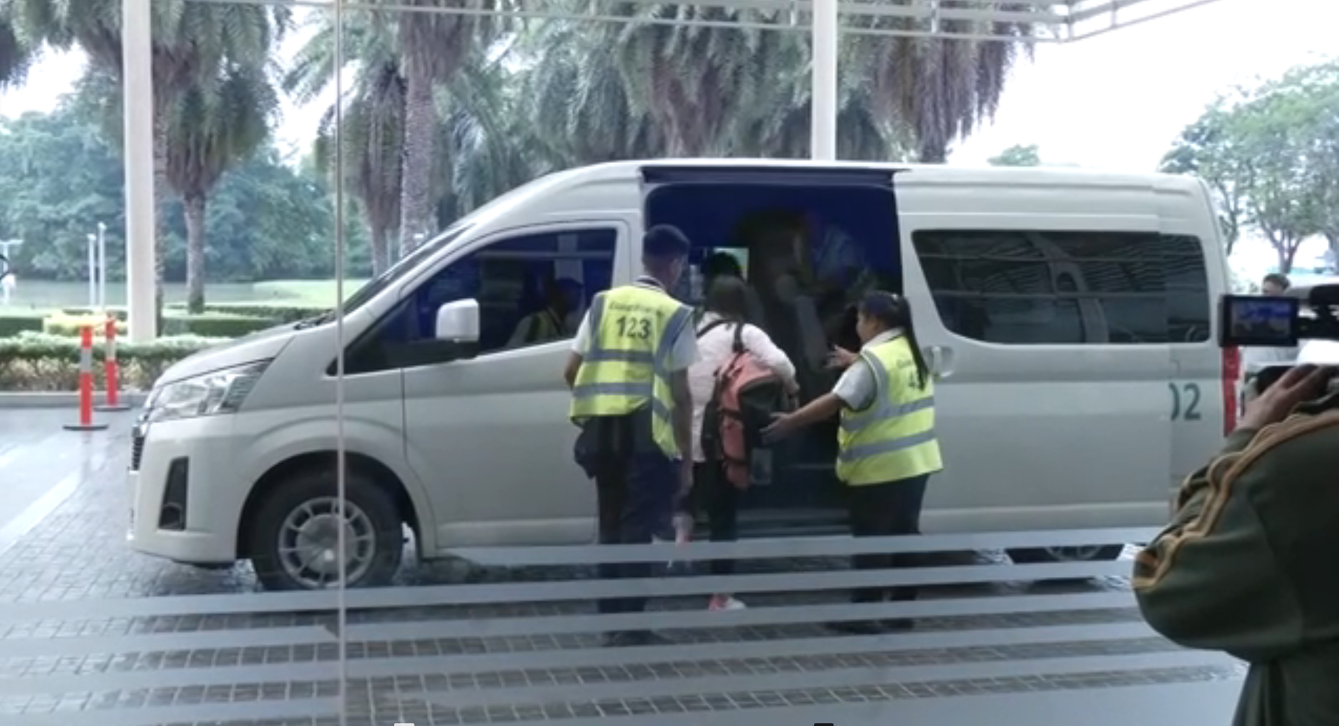 Passageiros de voo da Singapore Airlines em que passageiro morreu após turbulência deixam hospital na Tailândia.