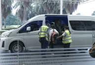 Passageiros chegam a Singapura após voo com morte atingido por turbulência