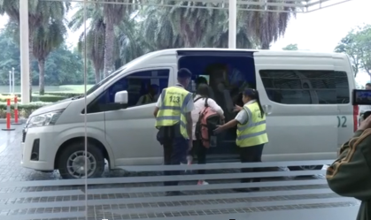 Passageiros chegam a Singapura após voo com morte atingido por turbulência
