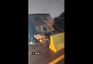 Vídeo: casa desaba e cai em encosta na região metropolitana de Salvador