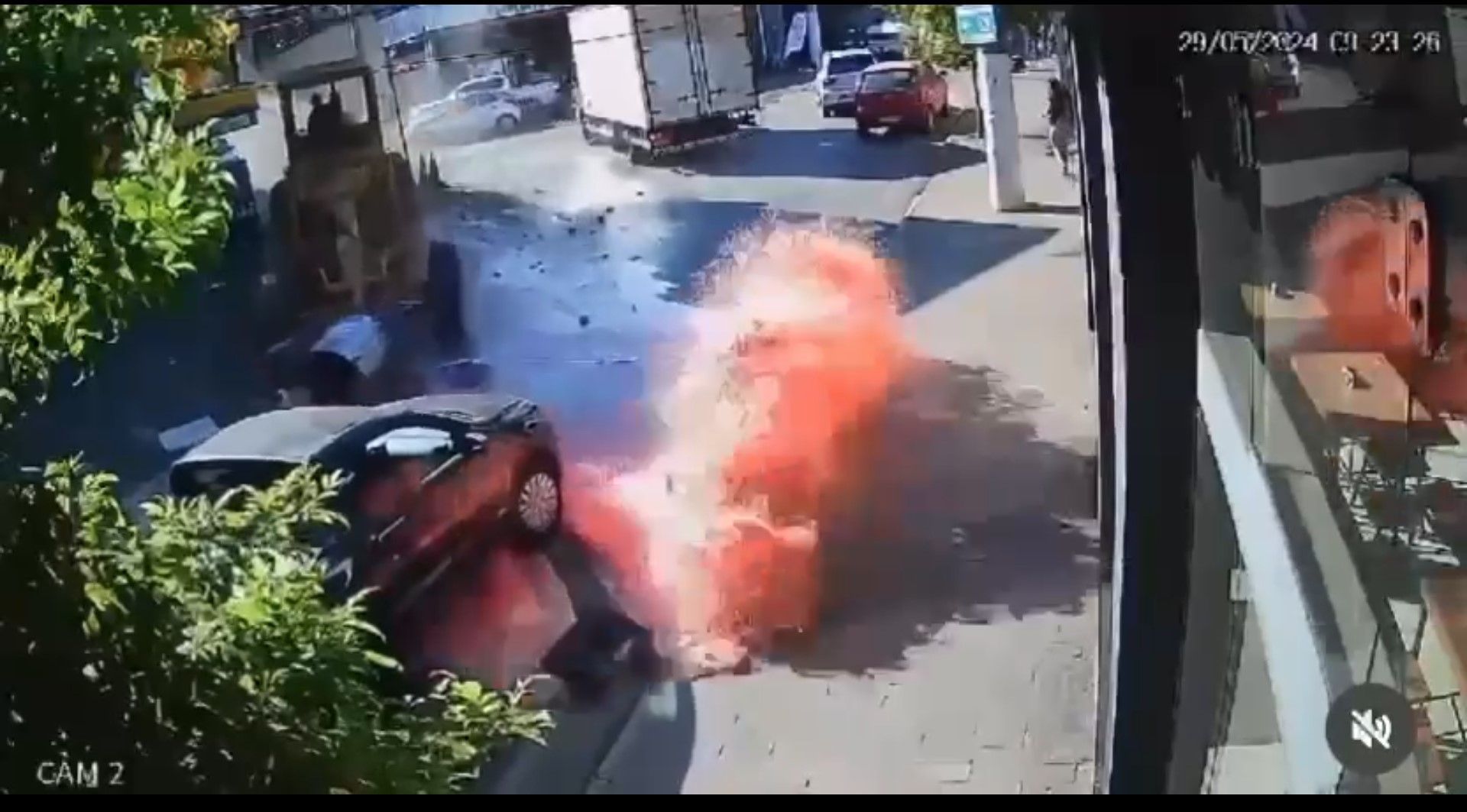Momento em que o combustível escorre pela rua após trator atingir bomba de combustível