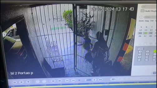 A psicóloga Júlia Andrade Cathermol Pimenta, suspeita de ter matado o empresário Luiz Marcelo Antônio Ormond com um brigadeirão envenenado, deixa o prédio onde ele morava