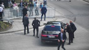 Polícia tenta socorrer Robert Fico, primeiro-ministro da Eslováquia, após ataque a tiros