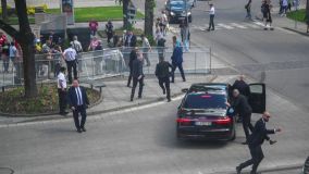 Polícia tenta socorrer Robert Fico, primeiro-ministro da Eslováquia, após ataque a tiros