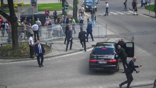 Polícia tenta socorrer Robert Fico, primeiro-ministro da Eslováquia, após ataque a tiros