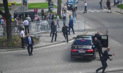 Polícia tenta socorrer Robert Fico, primeiro-ministro da Eslováquia, após ataque a tiros