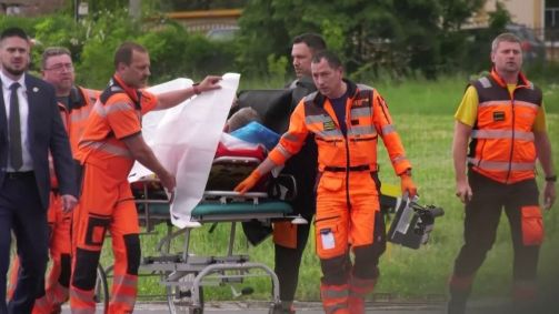 Equipe médica transporta Robert Fico, primeiro-ministro da Eslováquia, após ele sofrer ataque a tiros