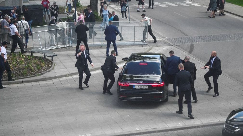 Agentes de segurança transportam o primeiro-ministro eslovaco, Robert Fico, em um carro após a tentativa de assassinato em Handlova, Eslováquia, na quarta-feira, 15 de maio de 2024 / Reuters