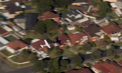 Vídeo: avião faz pouso forçado em área residencial de Sydney