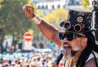 Carlinhos Brown faz show gratuito na avenida Paulista em maio