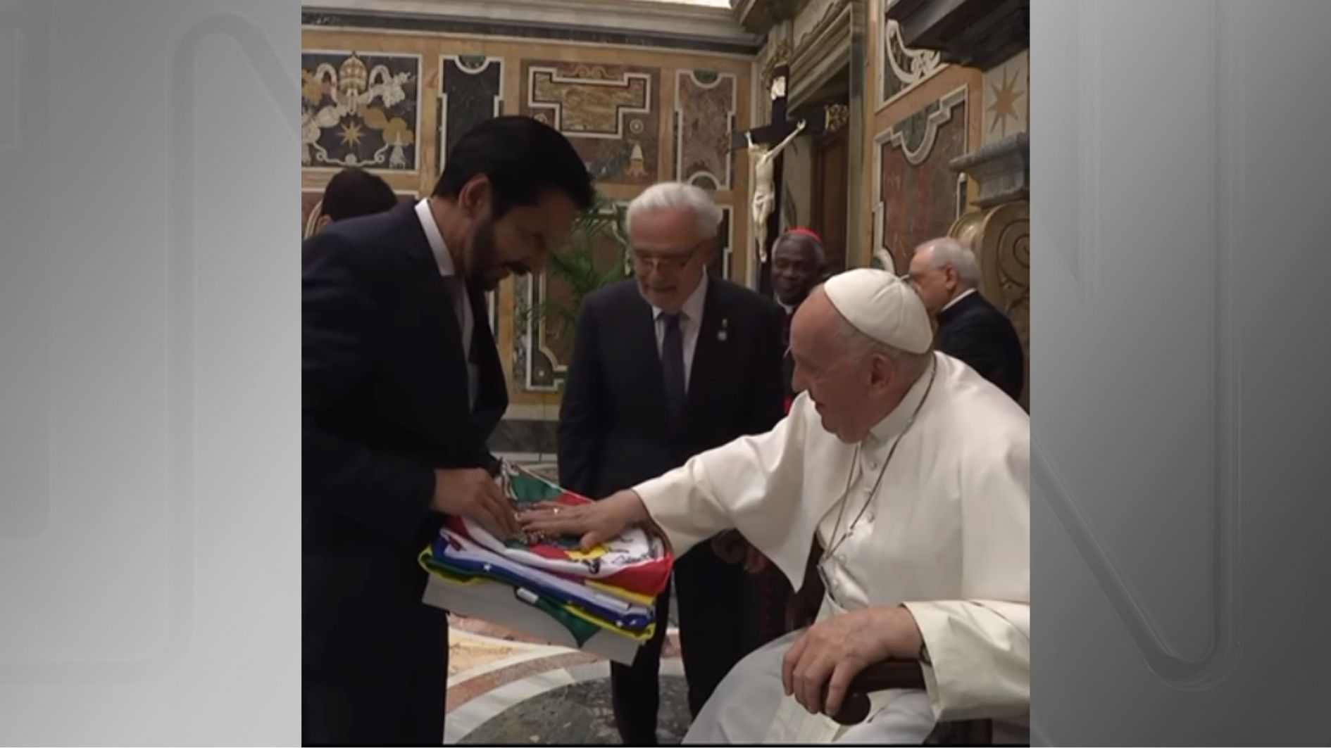 Papa Francisco abençoa bandeira do Rio Grande do Sul, levada até ele pelo prefeito de São Paulo, Ricardo Nunes (MDB), no Vaticano, em 16 de maio de 2024