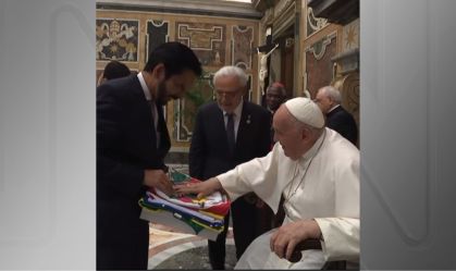 Papa Francisco abençoa bandeira do Rio Grande do Sul, levada até ele pelo prefeito de São Paulo, Ricardo Nunes (MDB), no Vaticano, em 16 de maio de 2024