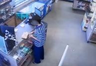 Adolescente foi até a padaria após matar pais e irmã em SP; veja vídeo