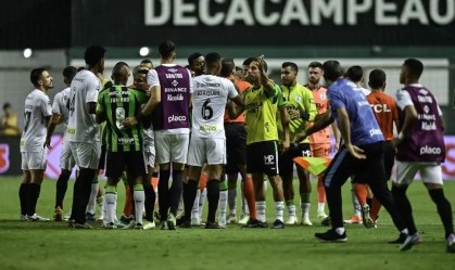 Jogadores do América e Santos durante confusão em jogo válido pela série B