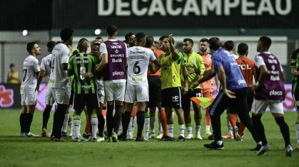 Jogadores do América e Santos durante confusão em jogo válido pela série B