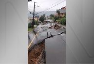Chuvas no RS: rua desmorona em Gramado e deixa bairro isolado