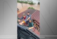 Chuvas no RS: vídeos mostram pessoas ilhadas em telhados sendo resgatadas