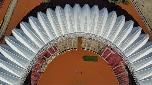 Nesta segunda-feira (6), água encobriu praticamente todo o gramado