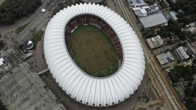 Situação do gramado do estádio Beira-Rio, em Porto Alegre (RS), depois de ter sido atingido pela enchente