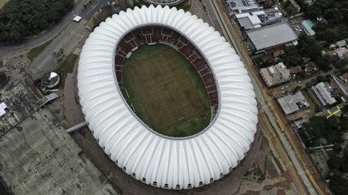 Situação do gramado do estádio Beira-Rio, em Porto Alegre (RS), depois de ter sido atingido pela enchente
