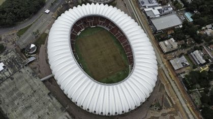 Situação do gramado do estádio Beira-Rio, em Porto Alegre (RS), depois de ter sido atingido pela enchente