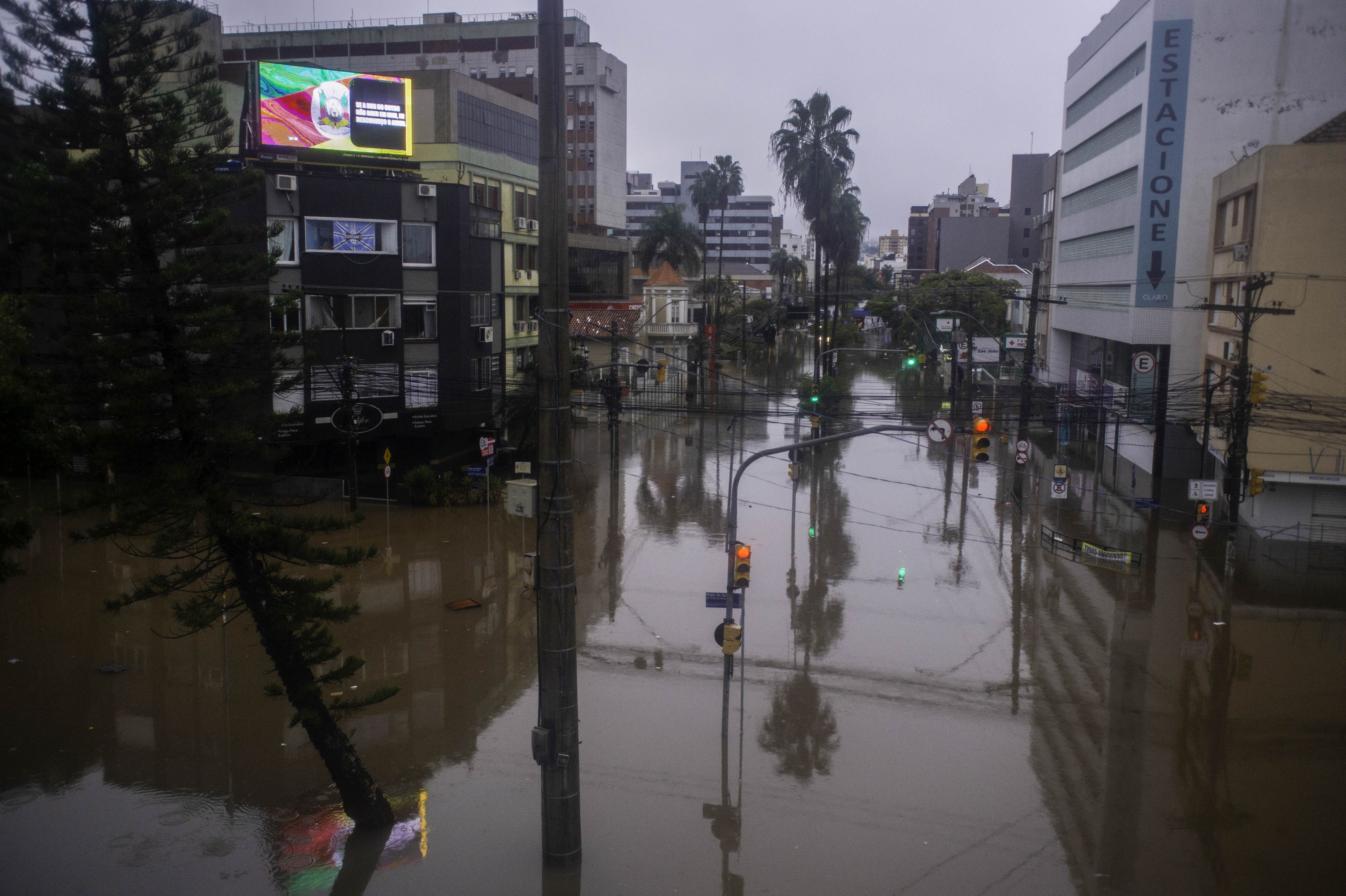 Rua alagada em Porto Alegre; capital gaúcha voltou a sofrer com fortes chuvas