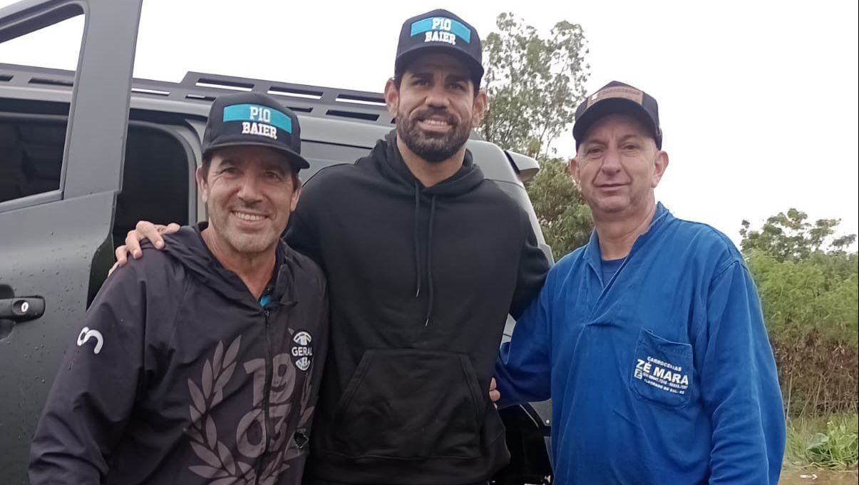 Diego Costa e moradores de Eldorado