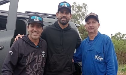 Diego Costa e moradores de Eldorado