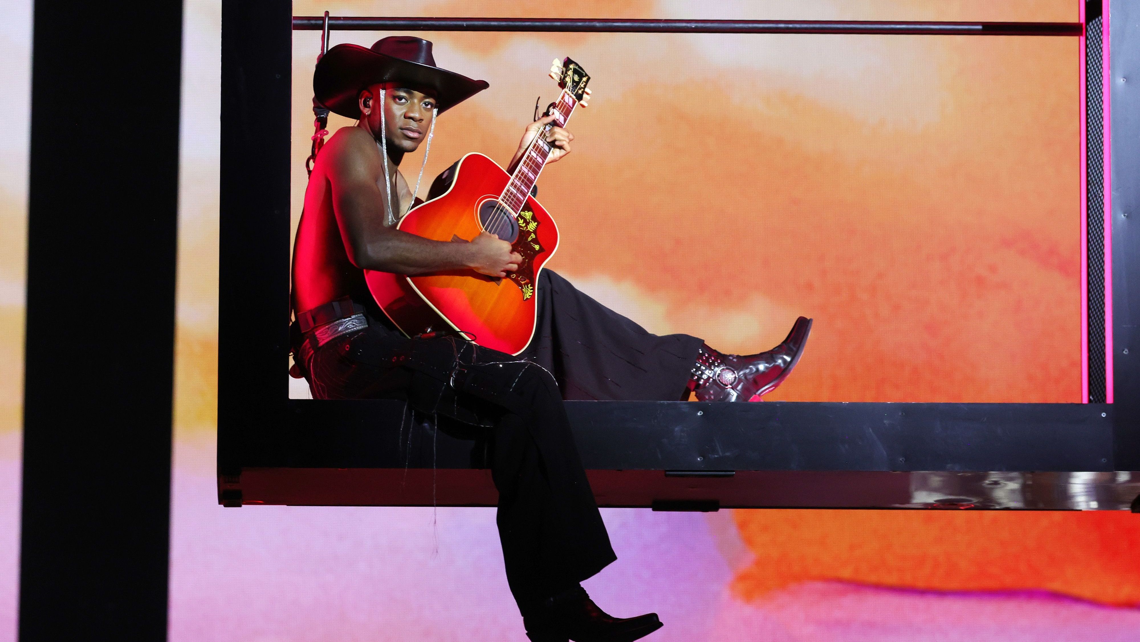 David Banda, filho de Madonna, toca violão em show de Nova York da "The Celebration Tour", em dezembro de 2023