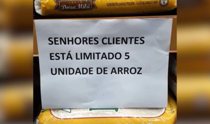 Supermercado do Rio Grande do Sul exibe anúncio limitando venda de arroz em prateleira com o alimento