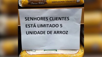 Supermercado do Rio Grande do Sul exibe anúncio limitando venda de arroz em prateleira com o alimento