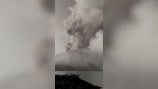 Monte Ruang expele cinzas vulcânicas e lava durante uma erupção em Siau Tagulandang Biaro, na Indonésia