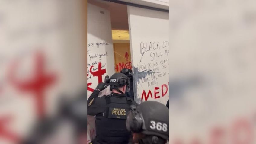 Polícia de Portland entra em biblioteca de universidade estadual, onde estavam manifestantes pró-Palestina / @PPBAlerts