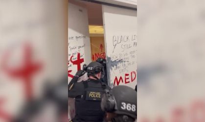 Polícia de Portland entra em biblioteca de universidade estadual, onde estavam manifestantes pró-Palestina