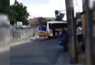 Ônibus são atacados e utilizados como barreiras na Zona Norte do Rio