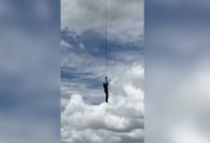 Vídeo mostra turistas sendo resgatados por helicóptero após enchente no Quênia