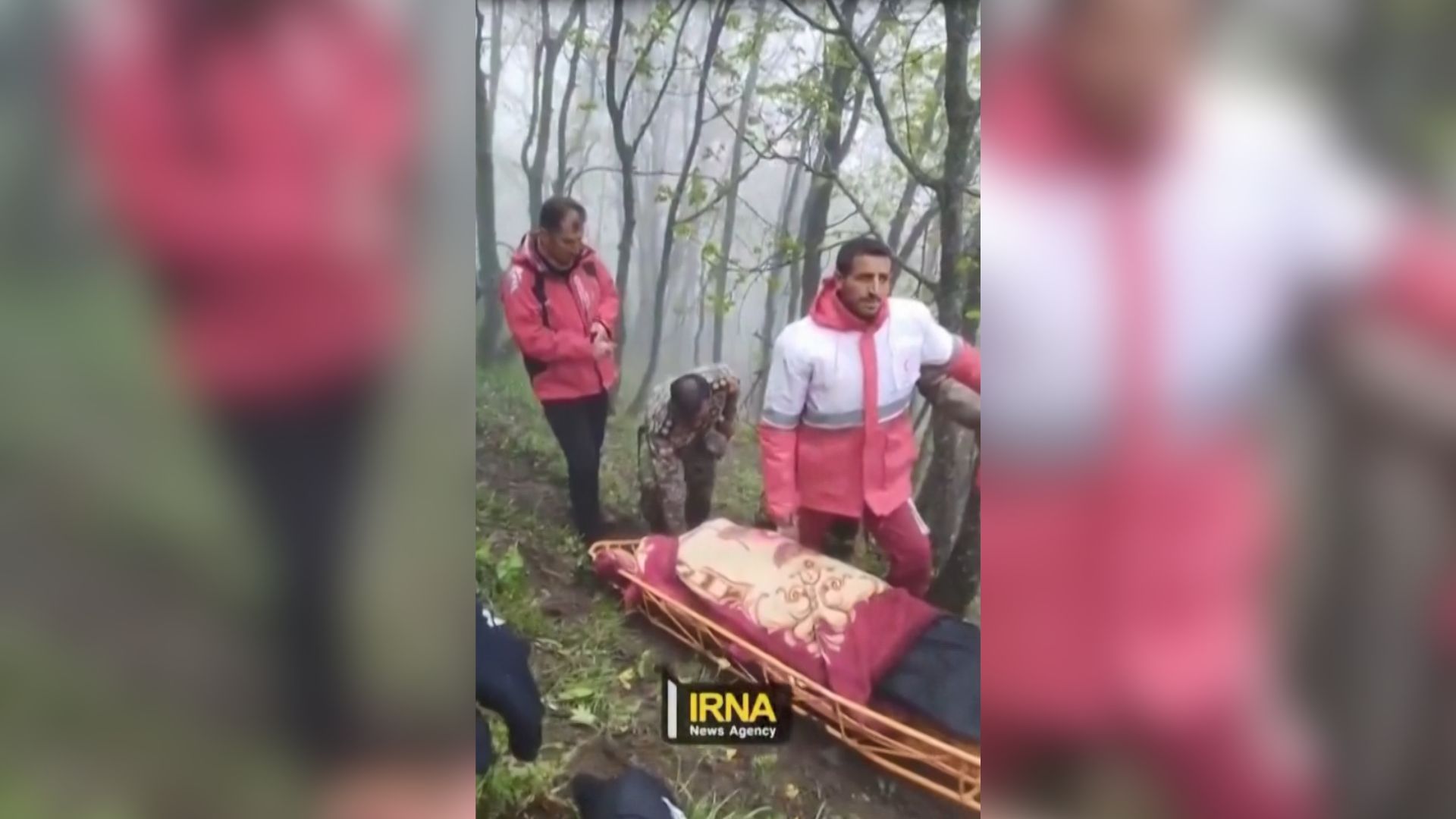 Equipes de resgate levam corpo após queda de helicóptero que transportava o presidente do Irã, Ebrahim Raisi, segundo agência estatal IRNA / IRNA