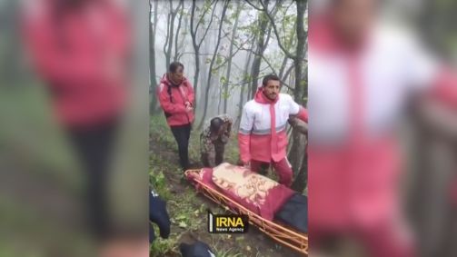 Equipes de resgate levam corpo após queda de helicóptero que transportava o presidente do Irã, Ebrahim Raisi, segundo agência estatal IRNA
