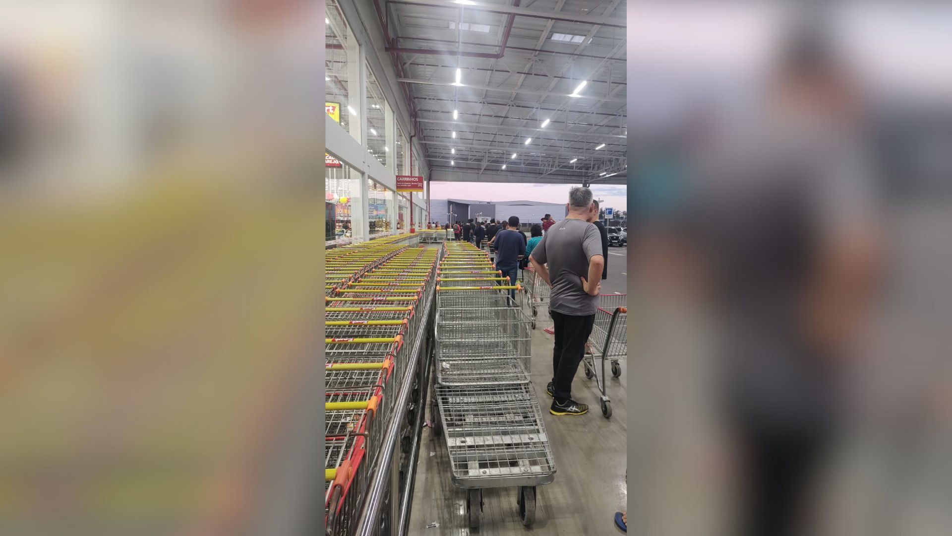 Supermercado em Canoas, Rio Grande do Sul, durante enchentes
