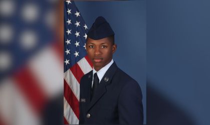 Polícia dos EUA divulga vídeo de aviador negro morto a tiros em apartamento