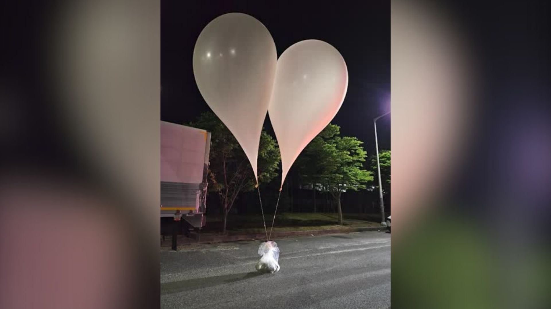 Balão carregando folhetos anti-Coreia do Sul e lixo