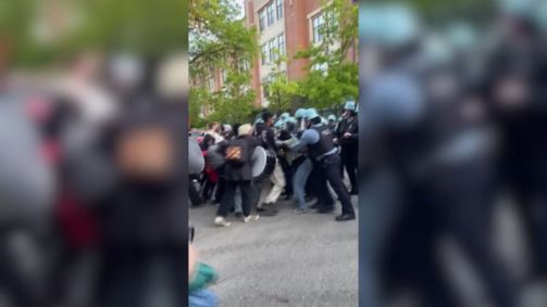 Polícia e manifestantes entram em confronto em universidade nos EUA